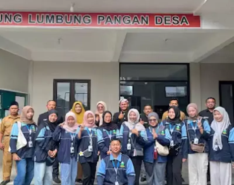 Para mahasiswa berpose bersama dpl dan kepala desa