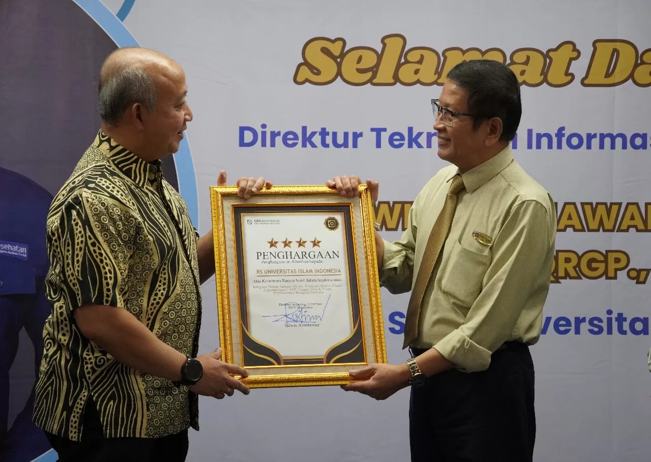 Direktur Teknologi Informasi BPJS Kesehatan, Edwin Aristiawan (kiri) menyerahkan penghargaan bintang empat kepada Direktur RS UII, Muyo Hartana (kanan). (Ist)