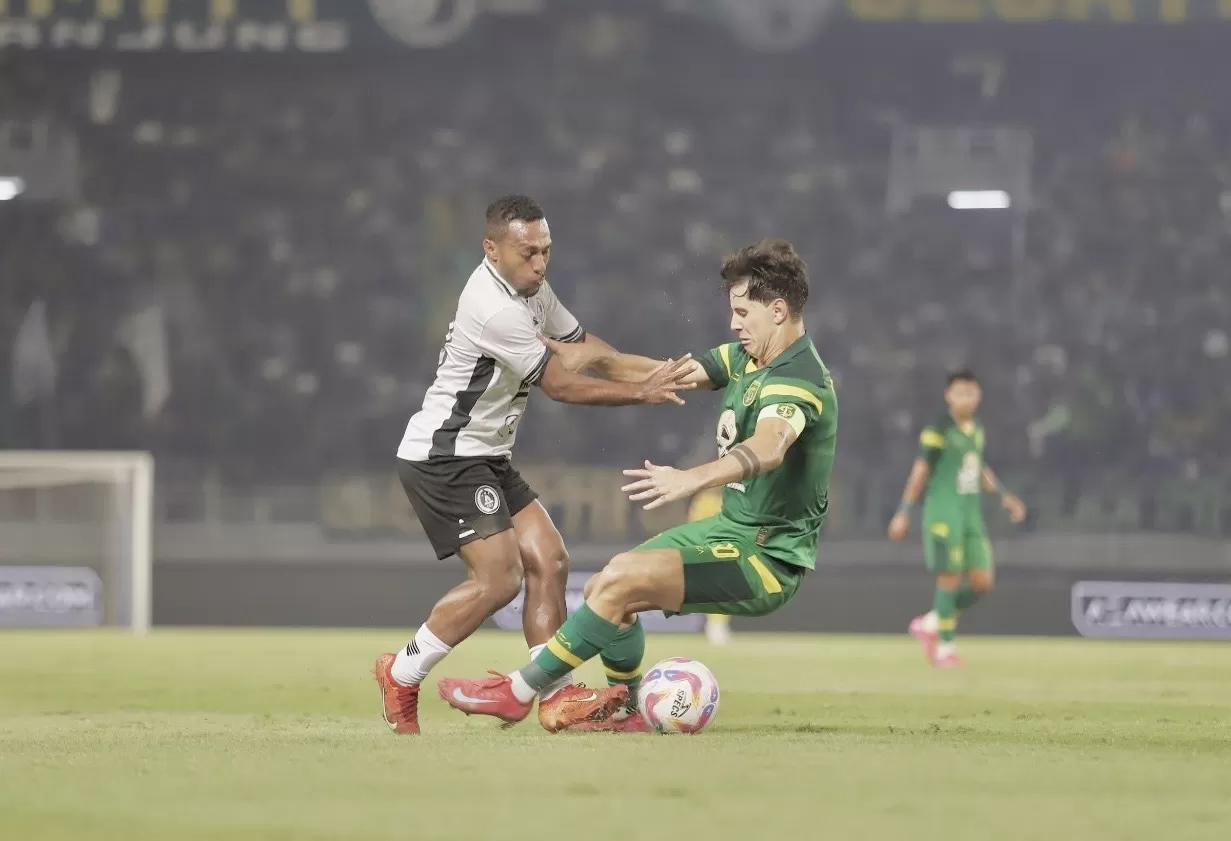 Terens Puhiri berduel dengan Bruno Moreira  (Ist)