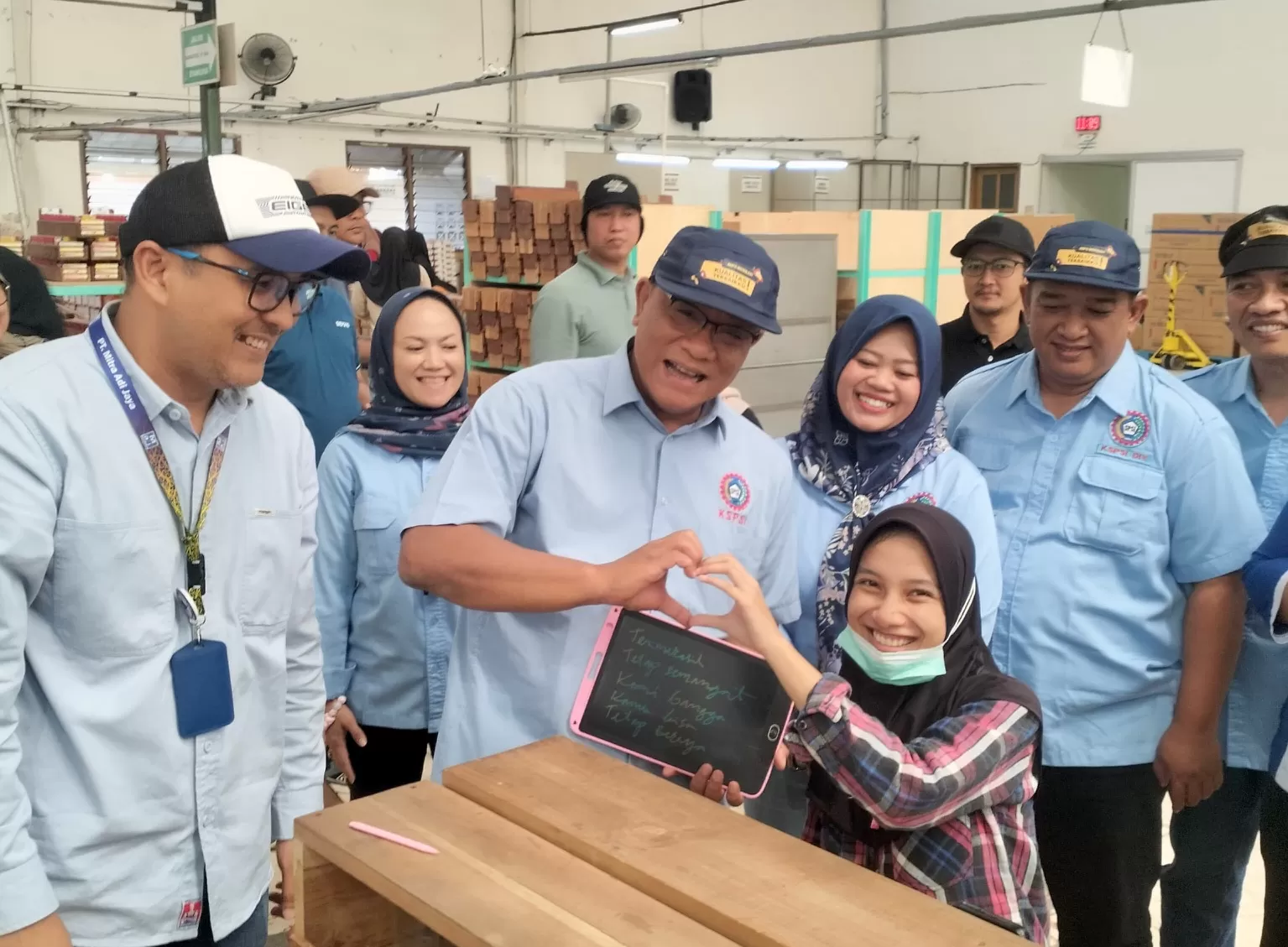 Ketua DPP KSPSI bersama buruh pabrik di Sleman (Foto Istimewa) 