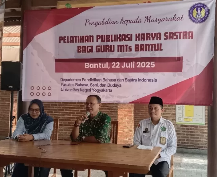 Dari Kiri m: Else Liliani, Prof Suminto A. Sayuti, Ahmad Musyadad pada launching Antologi Cerpen "Sandal Bapak'. (Foto: Istimewa)