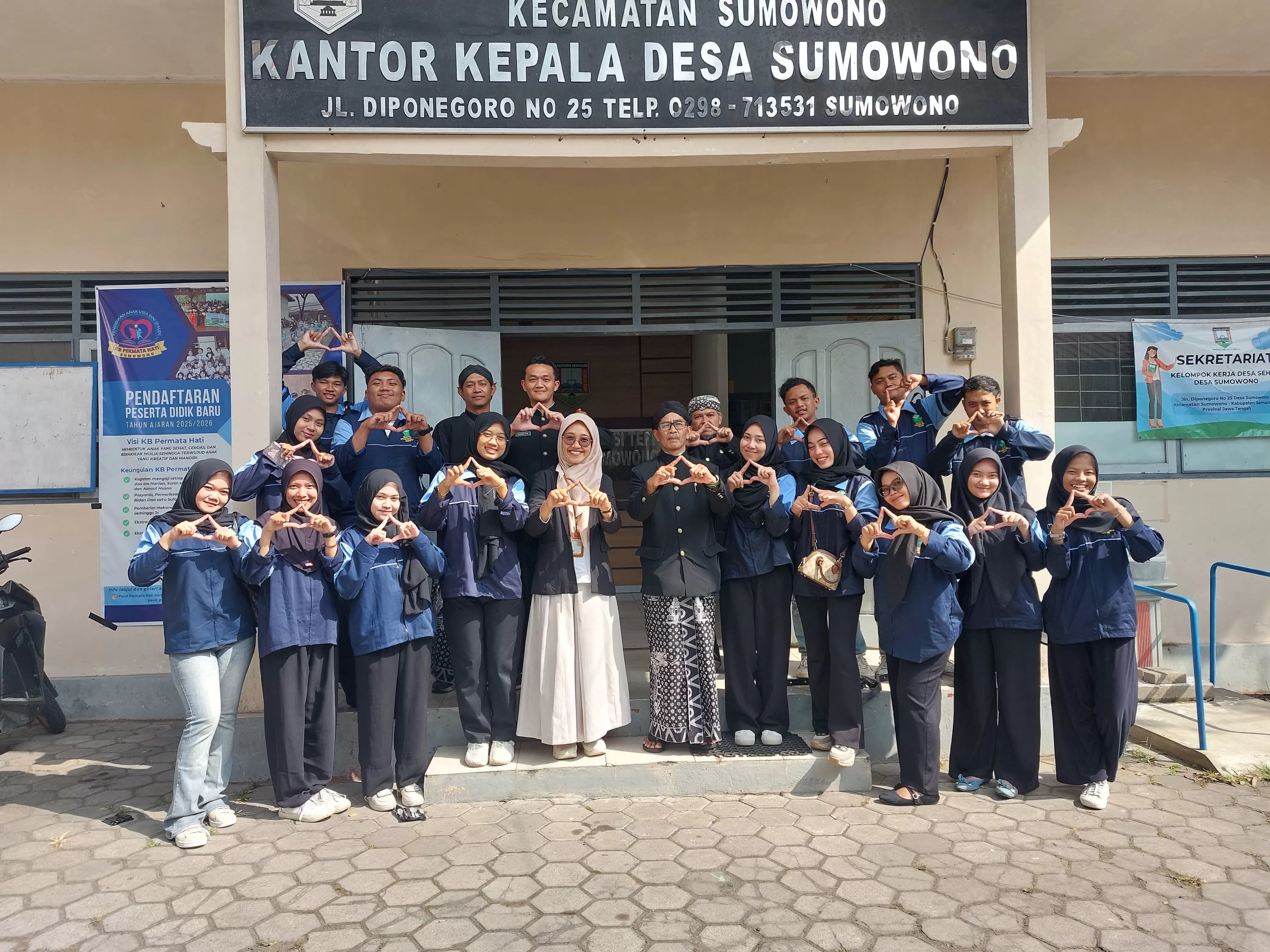 Para mahasiswa saat di kantor kepala desa Sumowono
