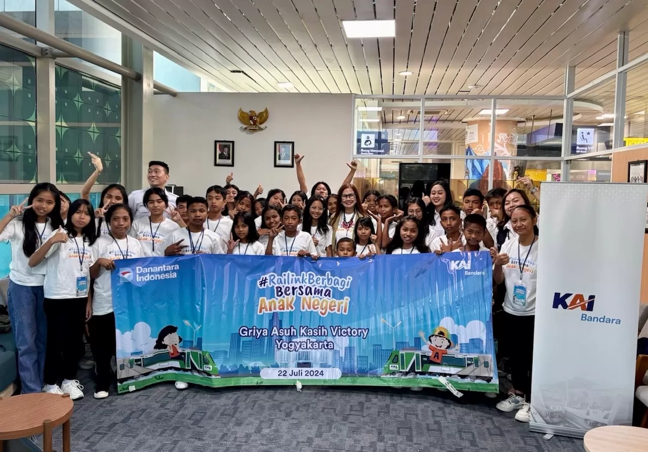   Anak-anak panti asuhan saat di ruanh tunggu setelah jalan-jalan dengan KA Bandara YIA