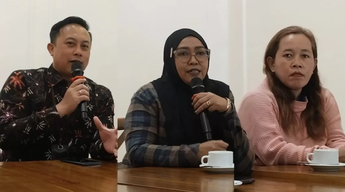 Danang Setya Budi, Suratiningsih dan Pujiastuti menjelaskan peran PNM Mekar dalam memperkuat ekonomi keluarga. (Foto: Primaswolo Sudjono)