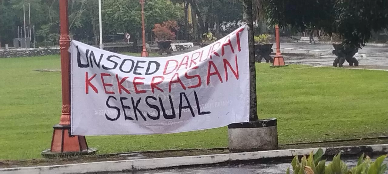   Spanduk protes penuntasan kasus kekerasan seksual di depan Kantor Rektor Unsoed   (.(Foto: Driyanto))
