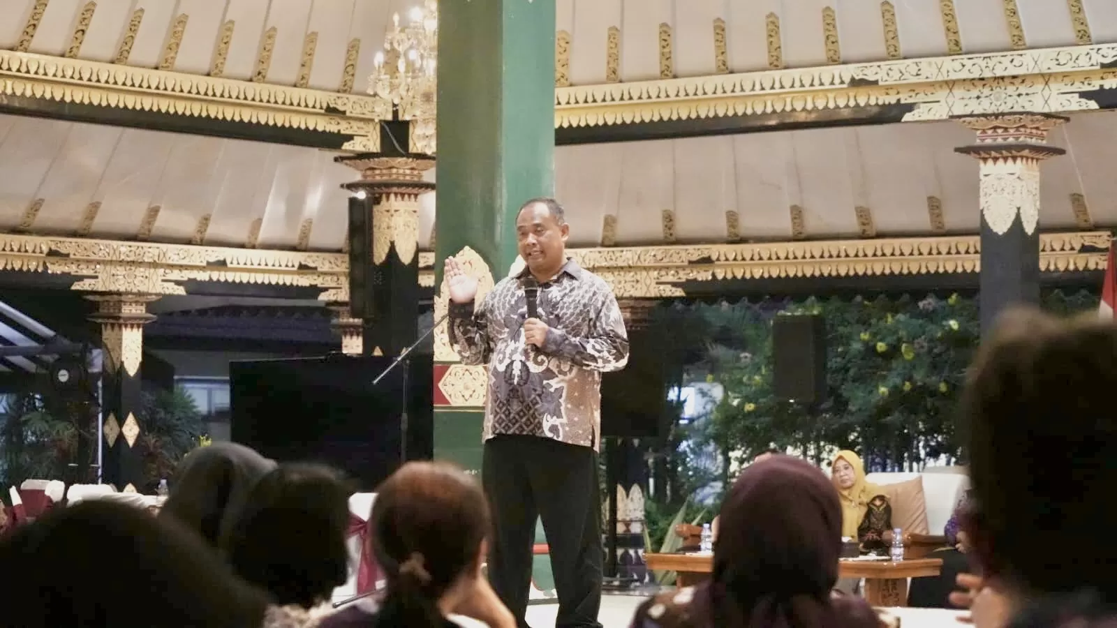 Harda Kiswaya saat berbicara di depan kepala OPD yang hadir bersama pasangannya (Ist)