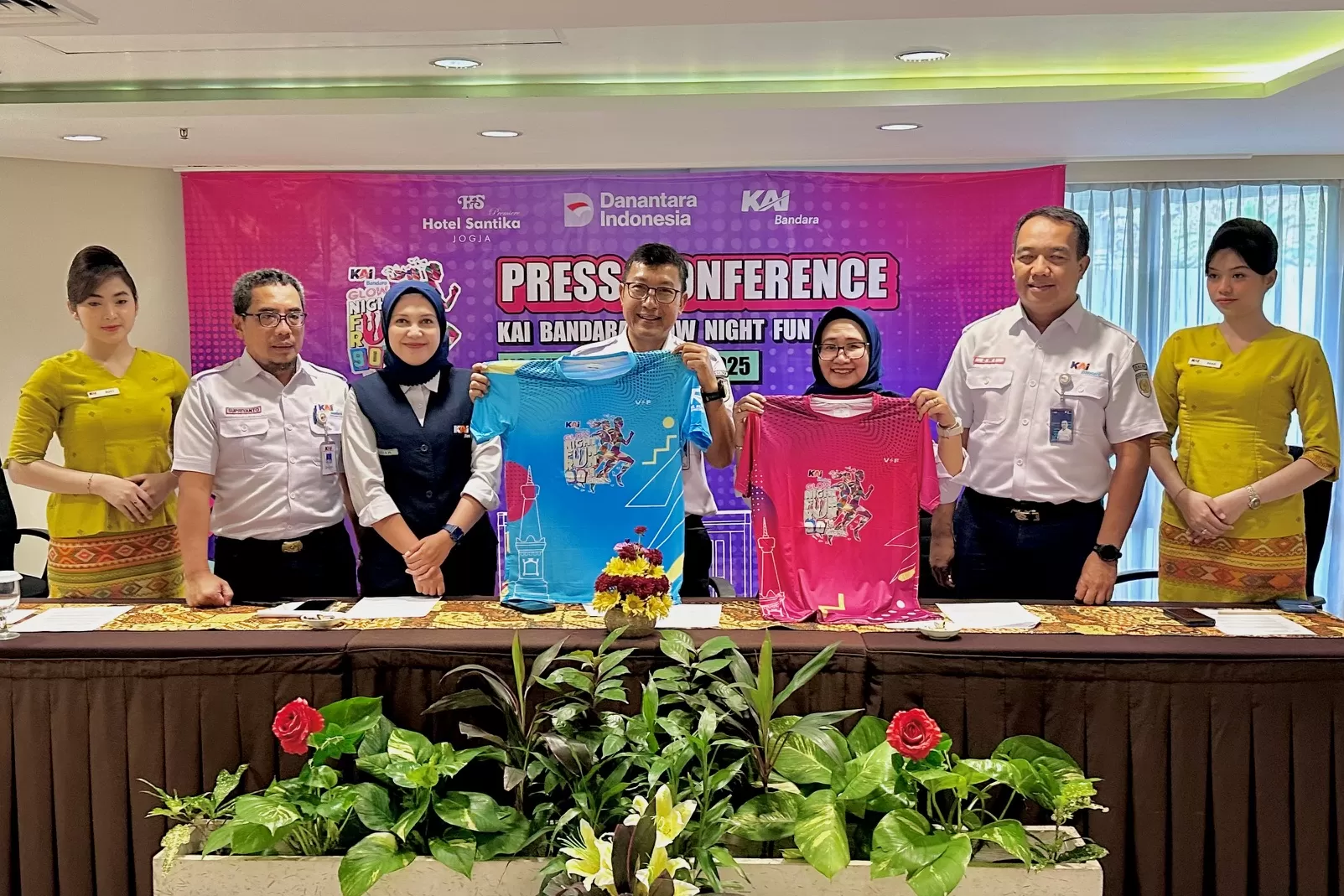 Penyelenggara saat berfoto menunjukkan jersey pada media (Harminanto)