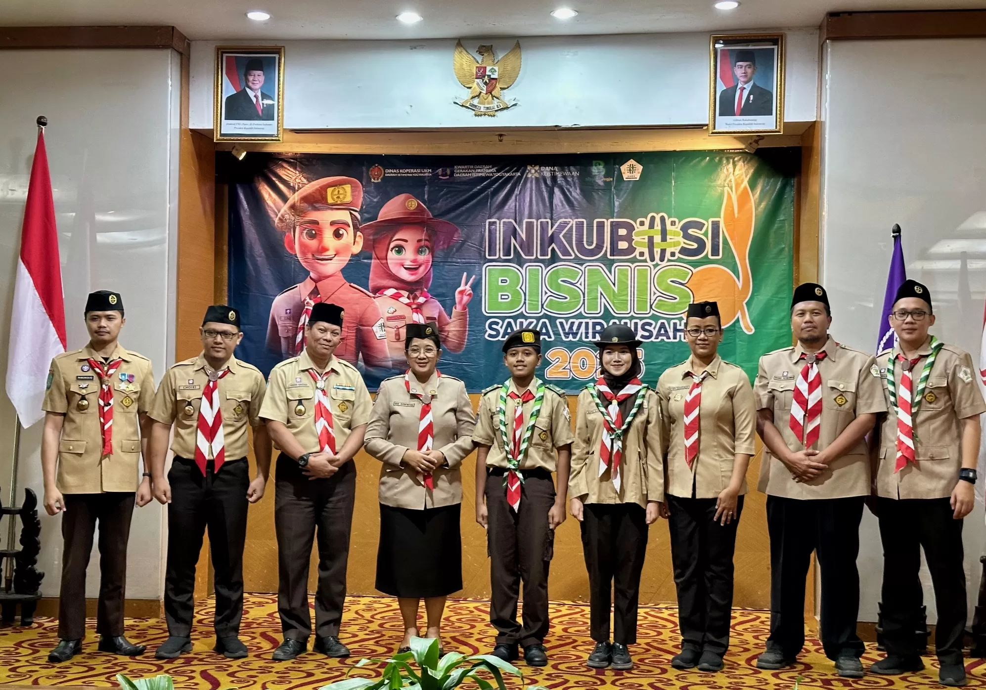 Penggerak Saka Wirausaha bersama peserta saat memulai program inkubasi bisnis (Harminanto)