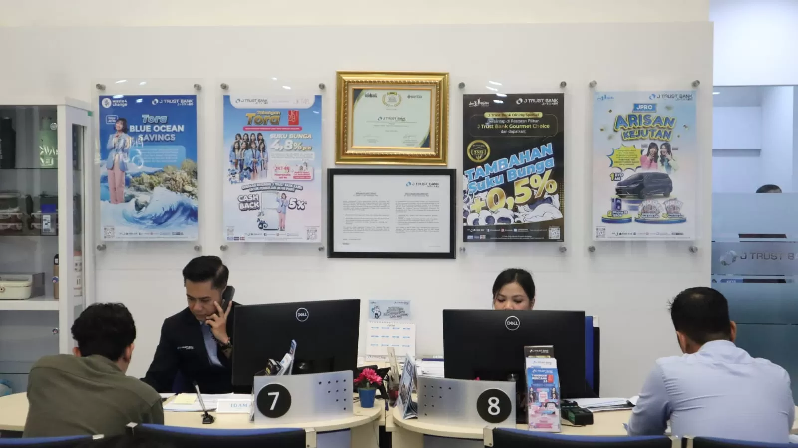 Menjawab kebutuhan nasabah, J Trust Bank memberikan beragam produk, layanan dan program yang inovatif.   (Ist)