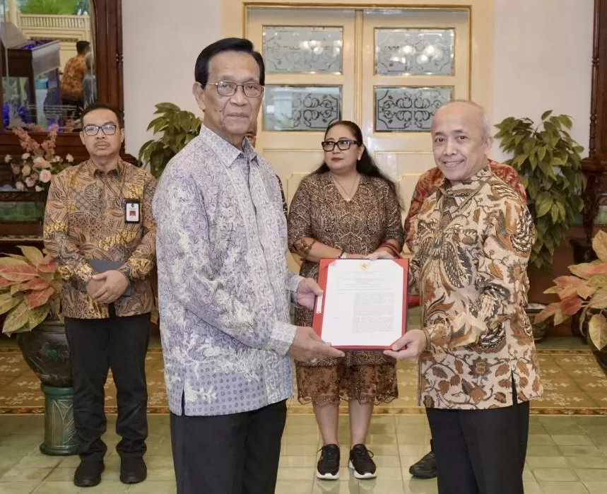 Sultan menerima SK penetapan Geopark Nasional (Ist)