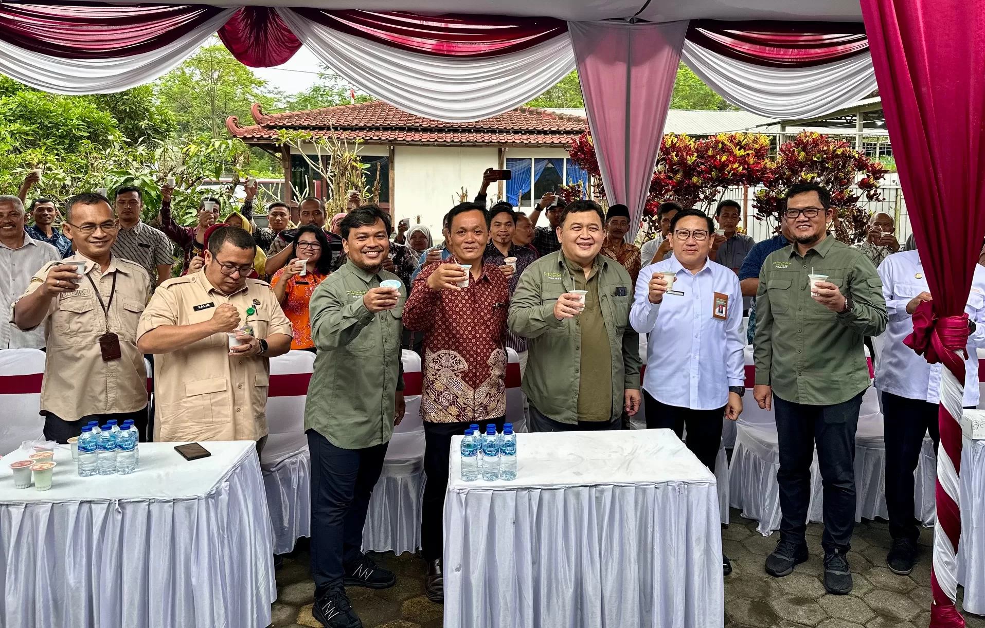 Dirjen Peternakan dan Kesehatan Hewan minum susu bersama di Koperasi Samesta (Harminanto) 