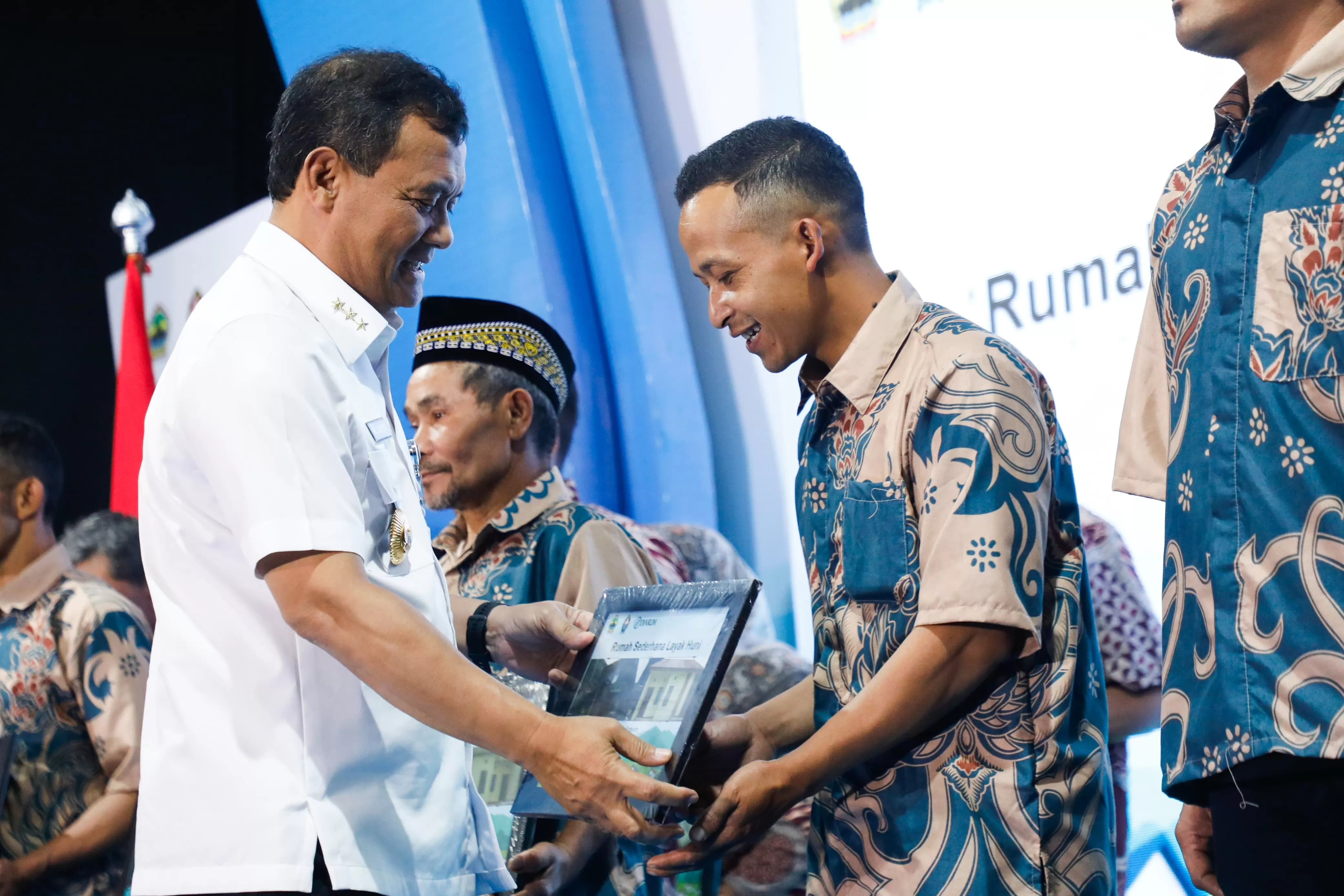 Gubernur Jawa Tengah Ahmad Luthfi saat penyerahan secara simbolis bantuan RSLH Tahun 2025 di Gedung Sasana Gita, Parakan, Kabupaten Temanggung (Foto Humas Pemprov Jateng)