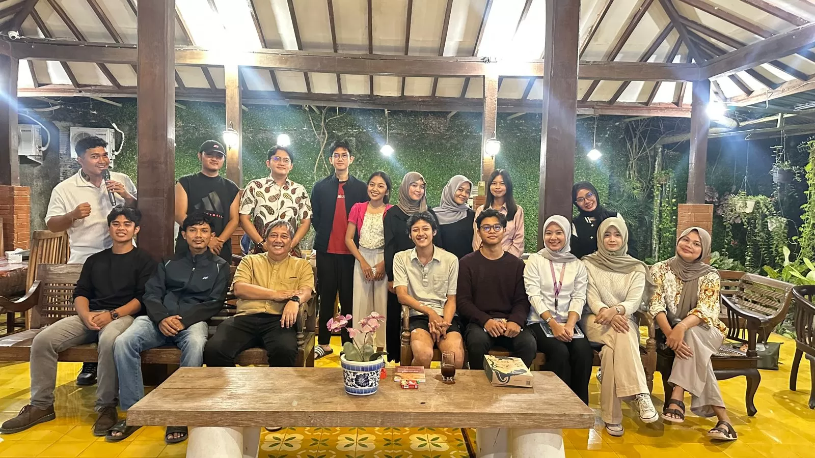 Foto bersama pasca Wakijan Weekly Talks 'Ekonomi Demokrasi dan Masa Depan Indonesia"' (Muhammad Huda)