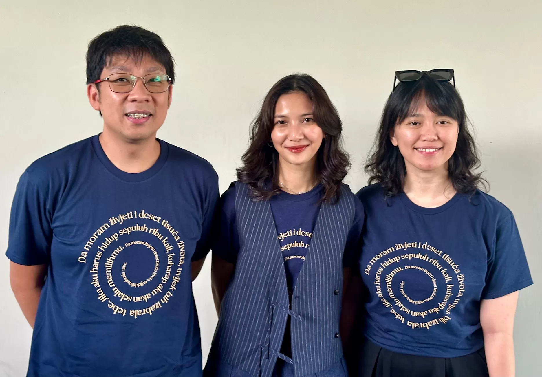 Sutradara dan cast Sore : Istri Dari Masa Depan berfoto untuk media di Jogja (Harminanto)