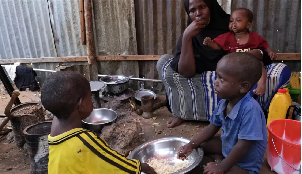  Wabah kolera meluas di Afrika akibat musim hujan dan banjir. Sekitar 80 ribu anak dalam bahaya karena buruknya sanitasi, air bersih terbatas, dan layanan kesehatan yang kewalahan. ((AP Photo/Farah Abdi Warsameh))