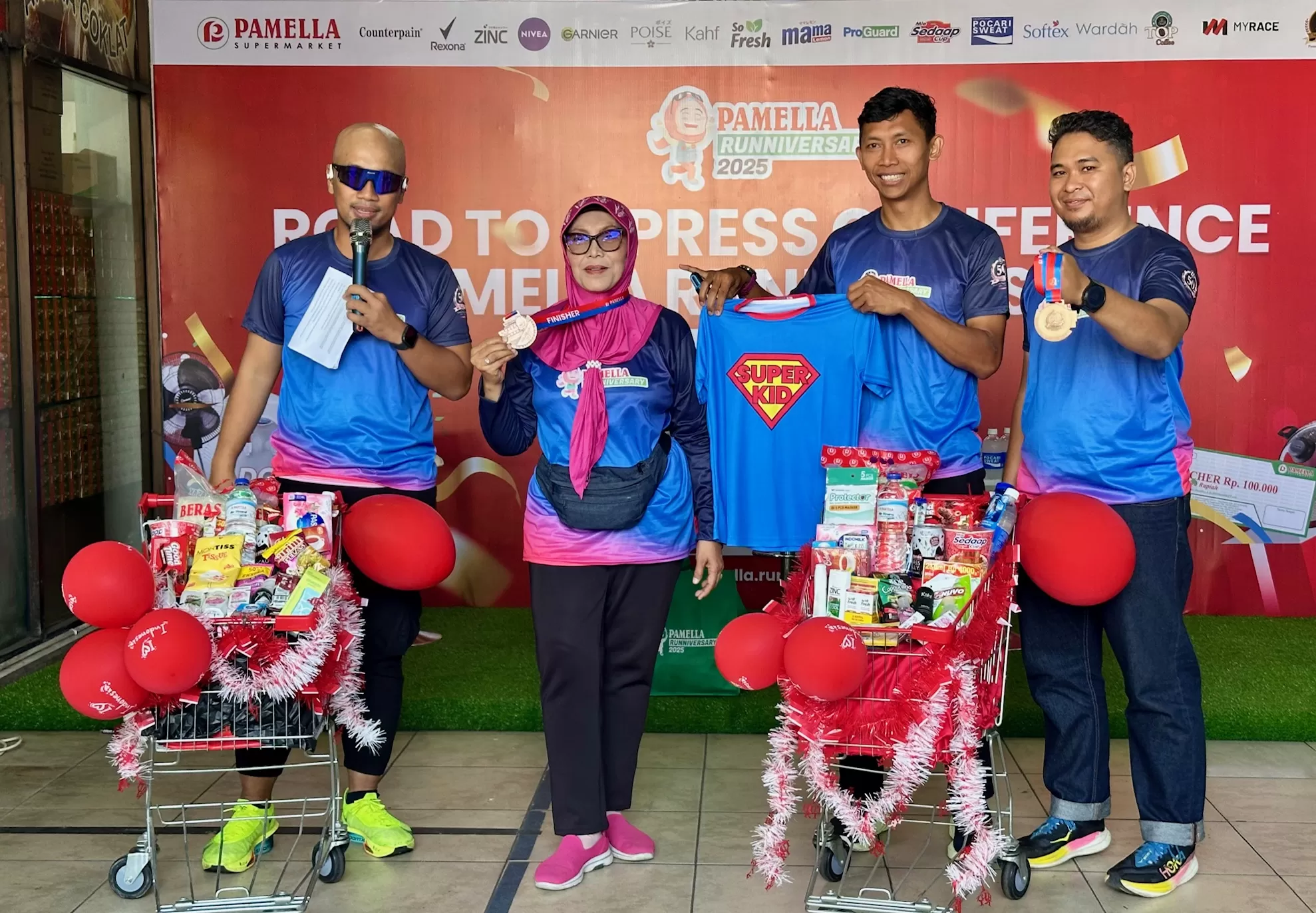   Penyelenggara saat berfoto untuk media  ((Harminanto))