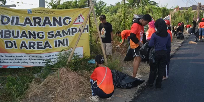 Komunitas Satset Yogyakarta begitu semangat melakukan kegiatan kerja bakti bersih-bersih Selokan Mataram Timur, Minggu (3/8).