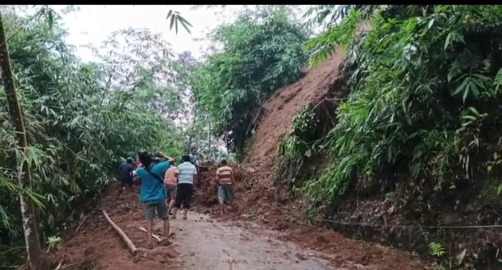  Warga Desa Melung melakukan gotong royong membuka akses jalan kabupaten yang tertutup longsoran tebing. ((Foto: Driyanto))