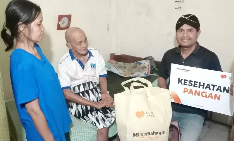 Panitia peringatan HUT ke-80 Republik Indonesia RW 10 Kampung Muja Muju Yogyakarta melakukan aksi sapa aruh.  (Foto: Istimewa)