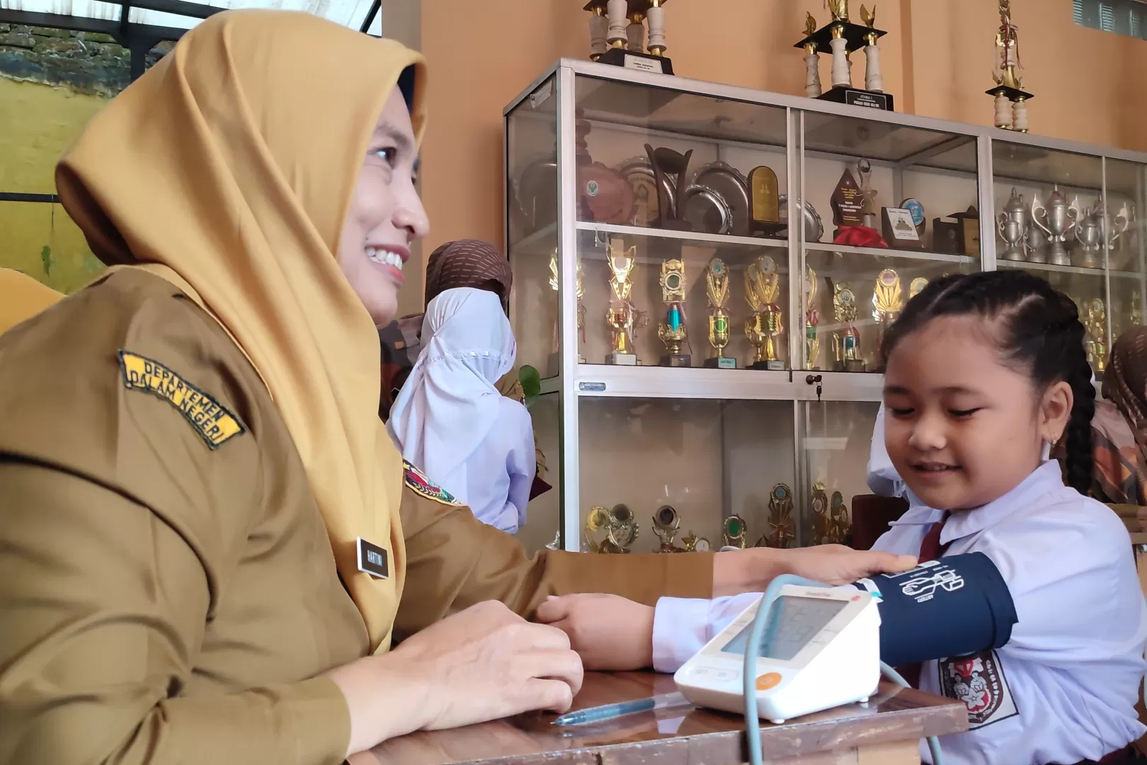 Pemeriksaan kesehatan di SDN 1 Jampiroso