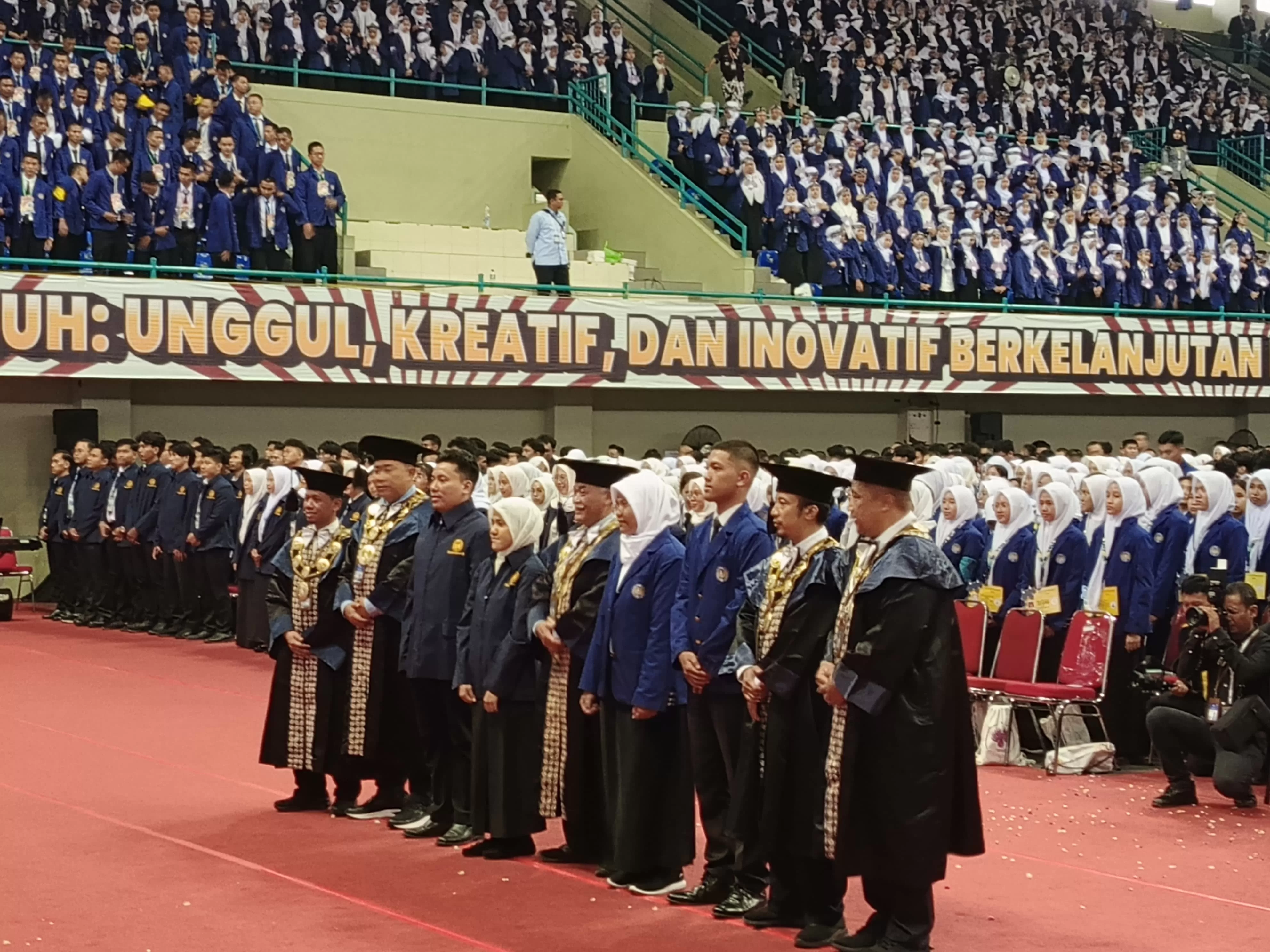 Foto : Adhitya Asros Perwakilan mahasiswa baru UNY berfoto bersama dengan Rektor dan Wakil Rektor usai melakukan seremonial pembukaan dengan mengenakan jas almamater.