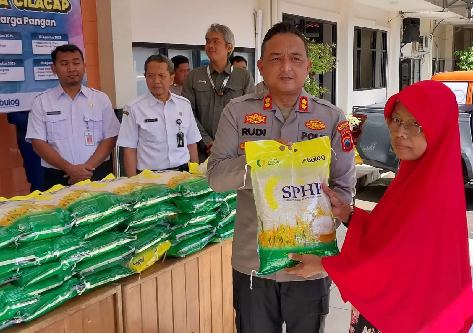 Wakapolresta Cilacap AKBP Rudi Saeful Hadi serahkan beras murah ke warga kurang mampu Cilacap  (ISTIMEWA)