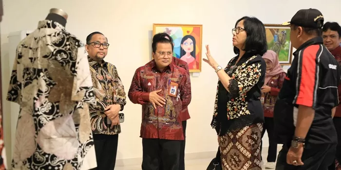 Wakil Ketua Komisis X DPR RI Maria Yohana Esti Wijayati, SH saat menyaksikan karya peserta Upskilling dan Reskilling Guru Vokasi Bidang Seni Budaya di ruang pameran BBPPMPV Seni dan Budaya.    