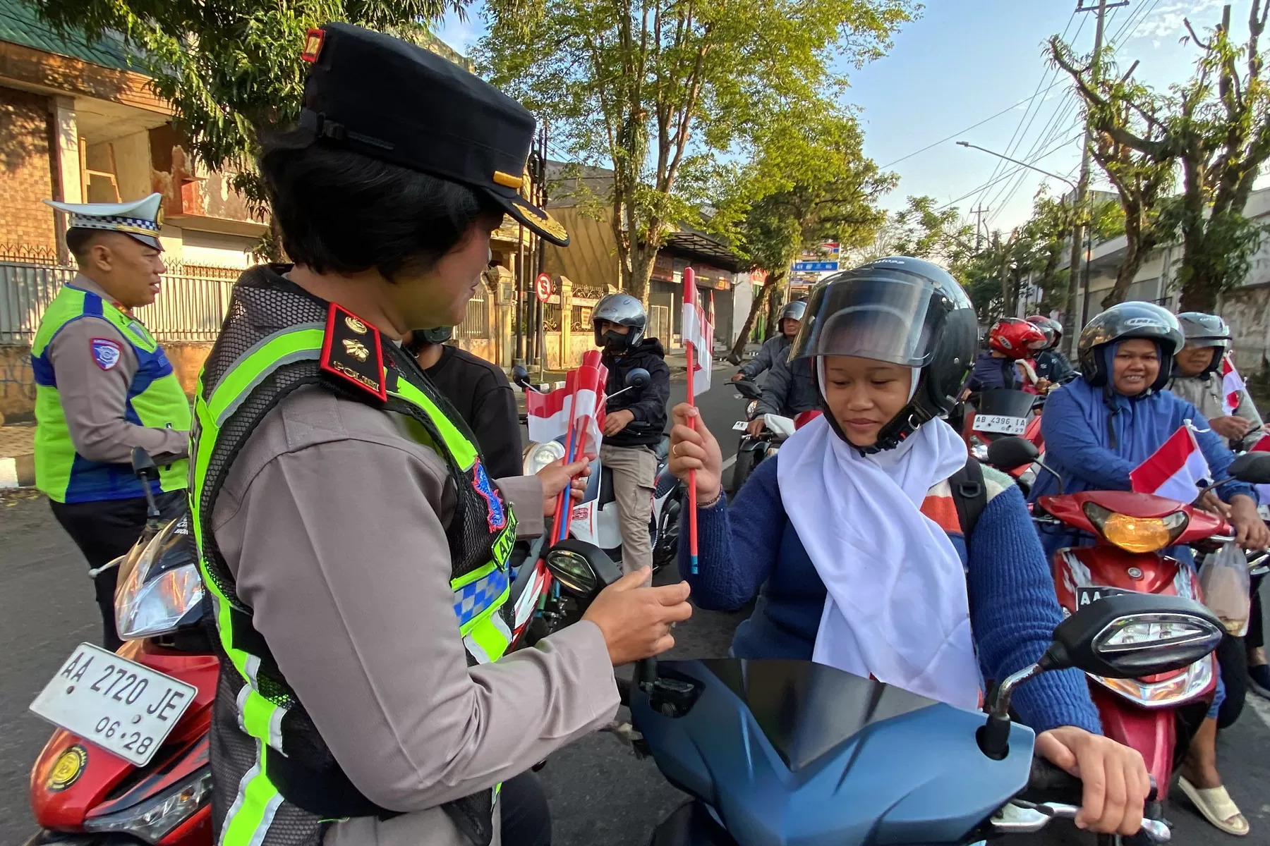 Polisi saat pembagian bendera merah putih (Zaini)