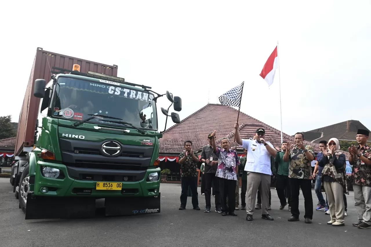 FOTO (KR &ndash; TOTO R)  Gula kelapa Purbalingga berangkat ke Belanda