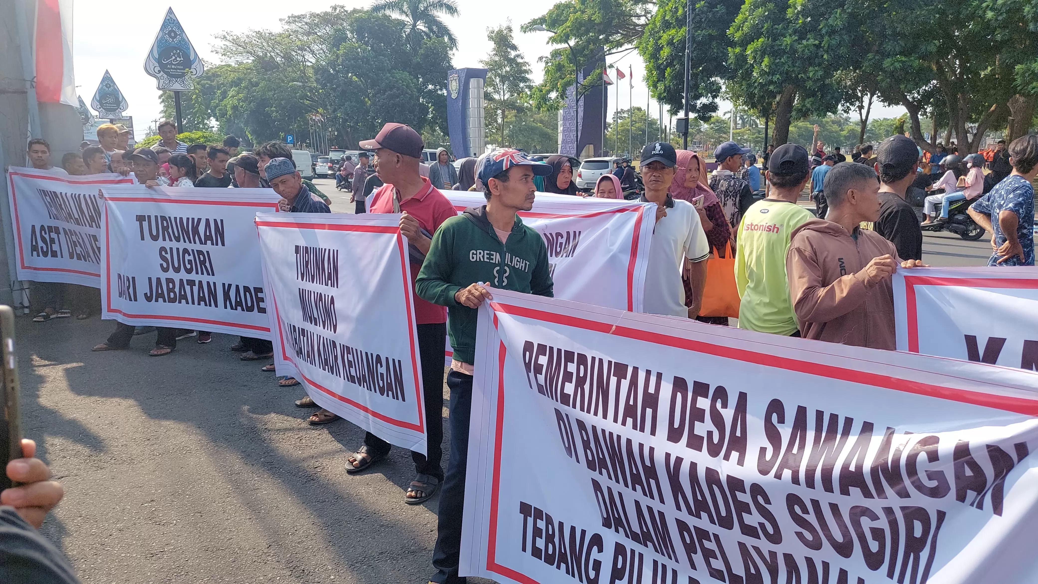 Warga Desa Sawangan saat mendatangi Kantor Setda Purworejo sembari membentangkan spanduk berisi tuntutan.  (KR-Hendri Utomo)