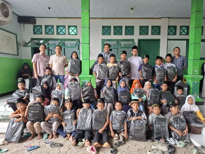 BRI Cabang Gombong menyalurkan bantuan berupa paket perlengkapan sekolah kepada Taman Pendidikan Al-Quran (TPQ) As Salam di Desa Bejiruyung (Dok. BRI)