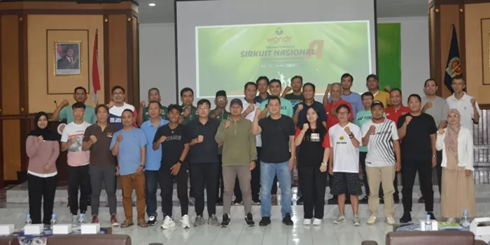 KPH Yudanegara (tengah baju biru) seusai membuka BNI sirnas A foto bersama panitia penyelenggara dan tim ofisial peserta di Aula Kantor Disdikpora DIY Jalan Cendana No 9 Yogya, Minggu.