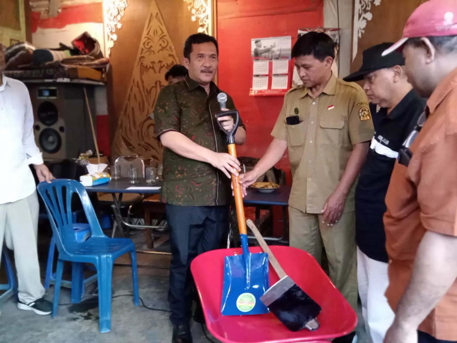  Ketua Komisi A DPRD DIY dari Fraksi PDI Perjuangan, Eko Suwanto memberikan alat penanggulangan bencana kepada FPRB Kalurahan Tangguh Bencana Baciro Gondokusuman Yogyakarta. (Foto Istimewa) 