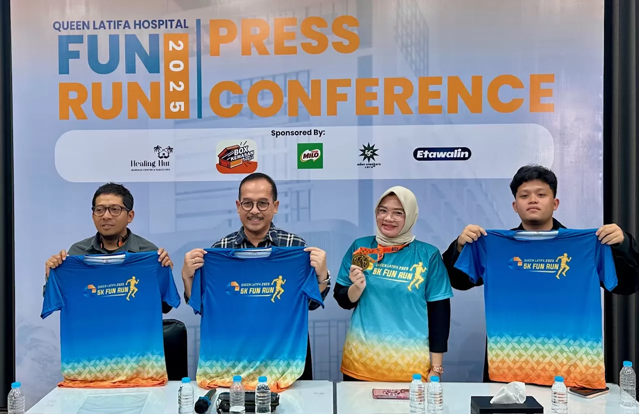 Penyelenggara saat menunjukkan jersey pada media (Harminanto)