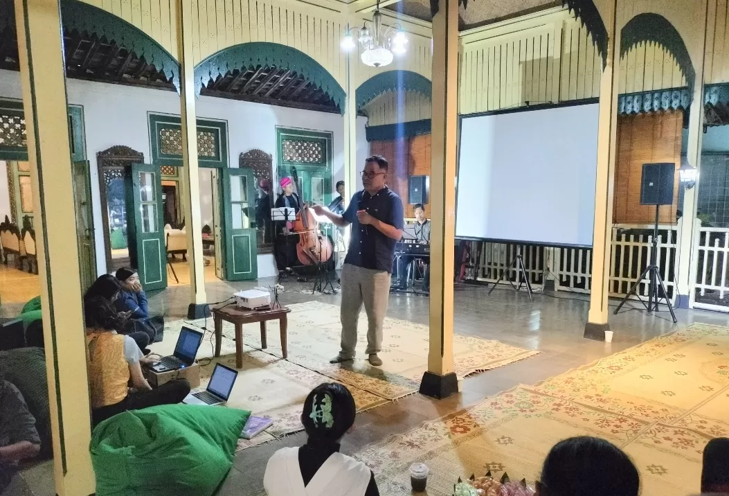 Garin Nugroho menjelaskan Omah Jayeng dan karya yang diluncurkan. (Foto: Devid Permana)