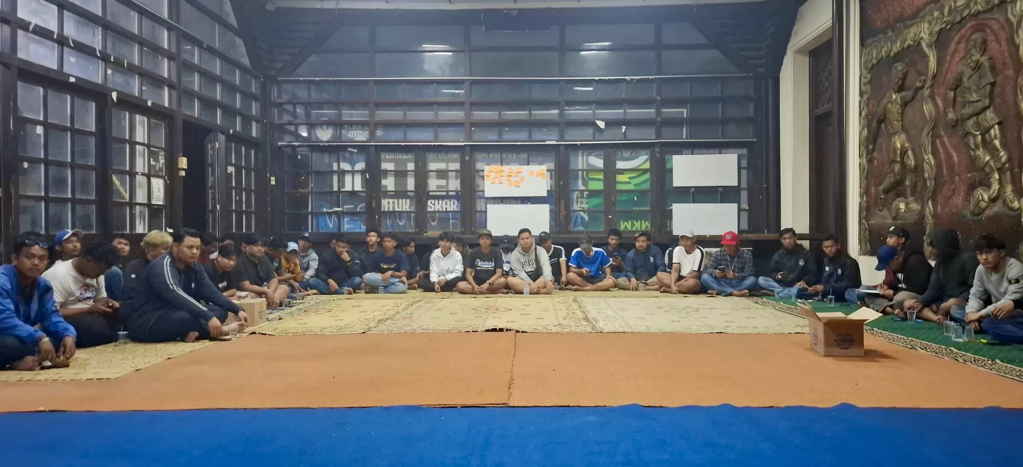 Laskar dari suporter PSIM saat gelar konsolidasi internal di monumen PSSI Baciro (Ist) 