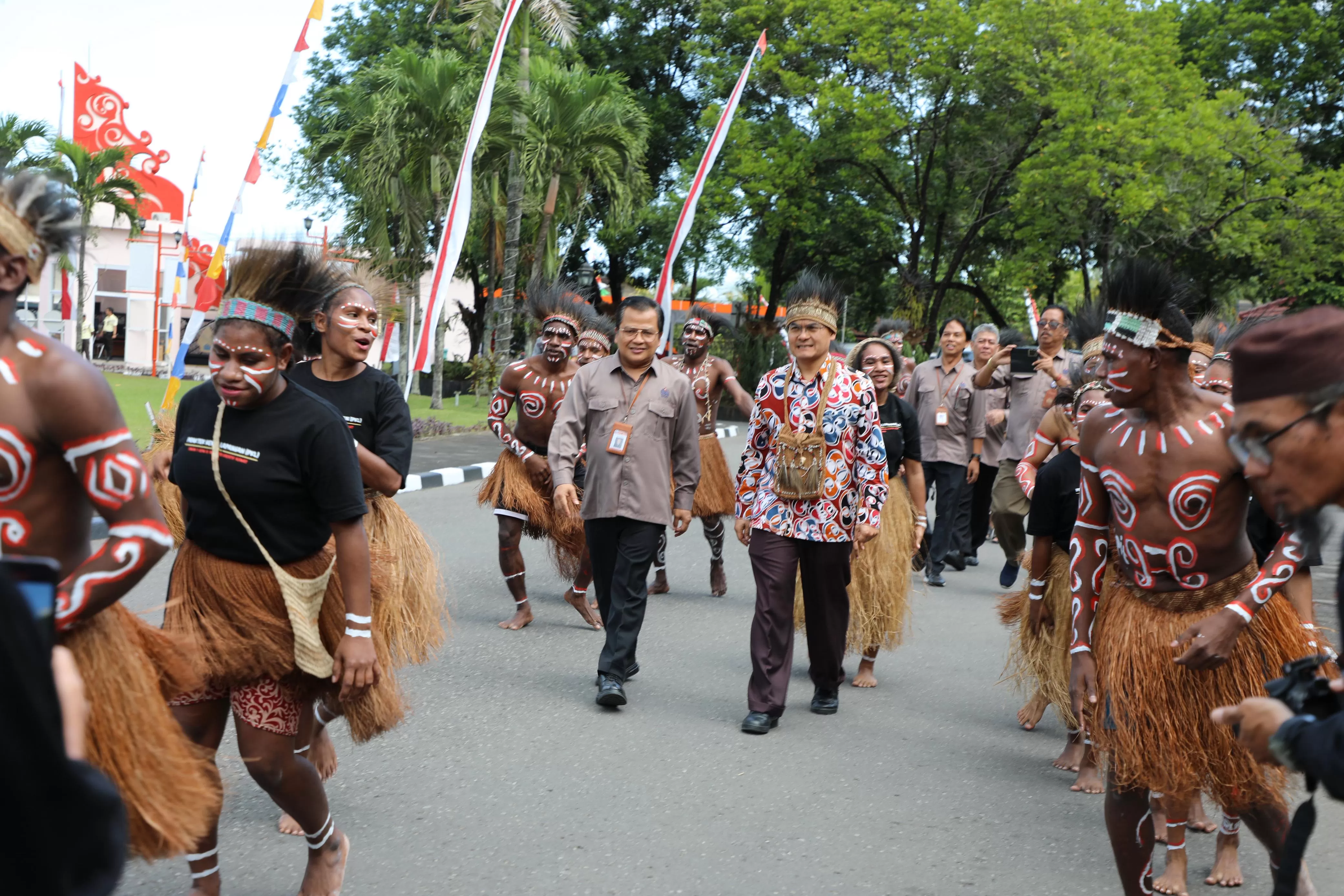 Direktur Jenderal Pendidikan Vokasi Pendidikan PK dan PLK, Tatang Mutaqqin, S.Sos, M.Ed, Ph.D (baju batik) didampingi Kepala BBPPMPV Seni dan Budaya Masrukhan Budiyanto S.E MM disambut tarias Asmat