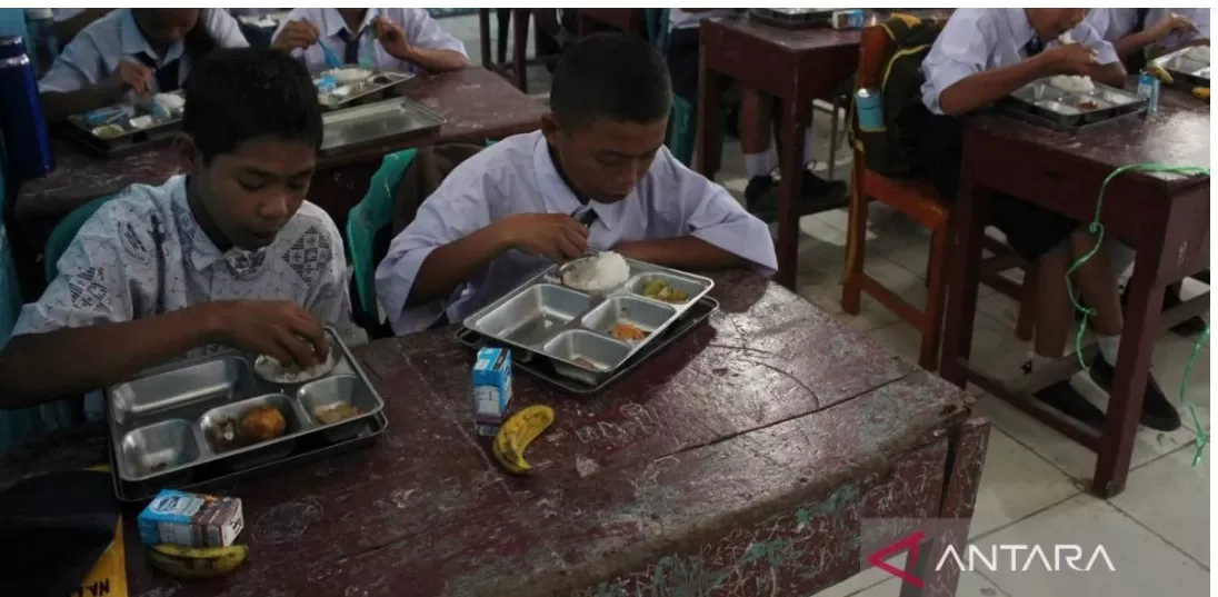  Sejumlah siswa menyantap paket makanan bergizi gratis di SMP Negeri 2 Berastagi, Karo, Sumatera Utara, Rabu (16/7/2025). Badan Gizi Nasional (BGN) bersama yayasan Agro Citra Simalem Lestari meluncurk (ANTARA FOTO/Fransisco Carolio/nz)
