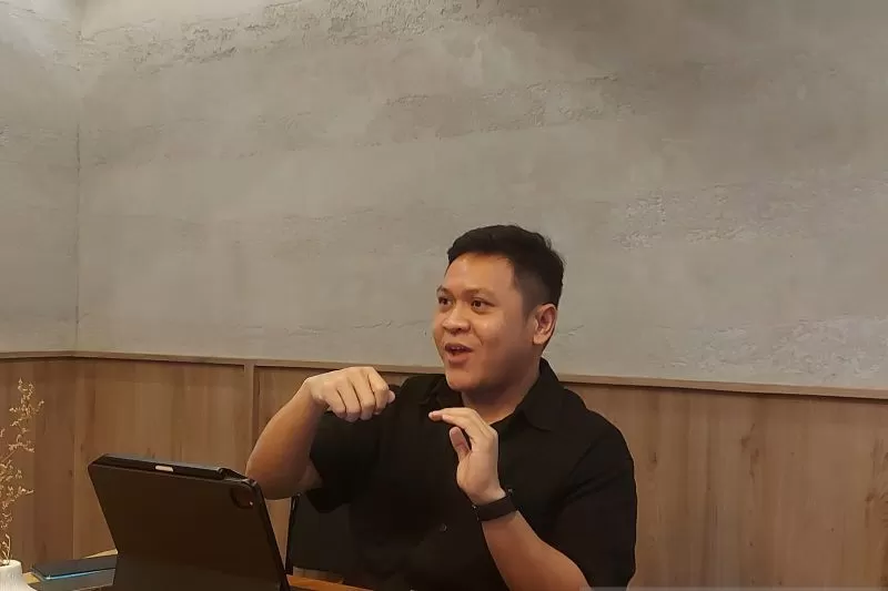 Dokter spesialis penyakit dalam Eka Hospital Permata Hijau dr. Pandu Tridana Sakti sedang memberikan penjelasan mengenai cara terhindar dari diabetes karena keturunan.  (ANTARA/Irfan)