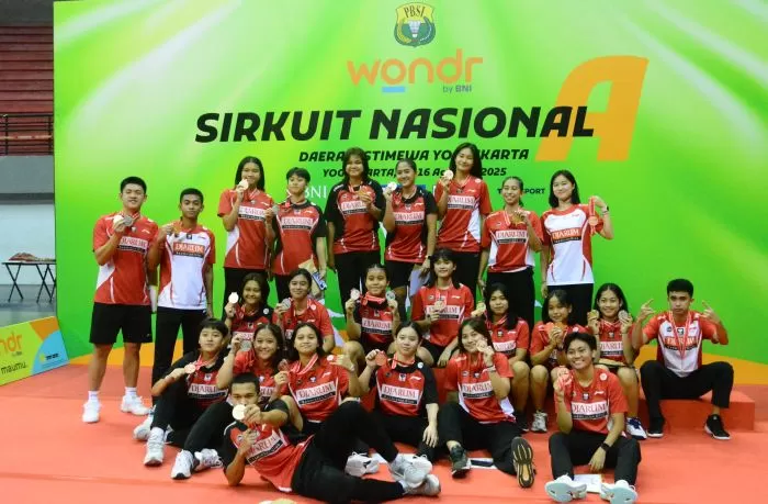 Punggawa PB Djarum Kudus melakukan selebrasi usai merebut medali terbanyak dalam Wondr By BNI Sirnas A 2025 DIY di GOR Among Raga, Yogya. (Abrar) 