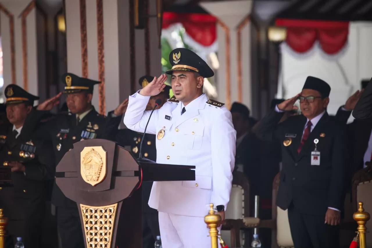 Wakil Gubernur Jawa Tengah, Taj Yasin saat menjadi inspektur upacara (irup) pada pelaksanaan upacara HUT ke-80 Kemerdekaan Republik Indonesia di Kabupaten Pati  (Foto Humas Pemprov Jateng) 