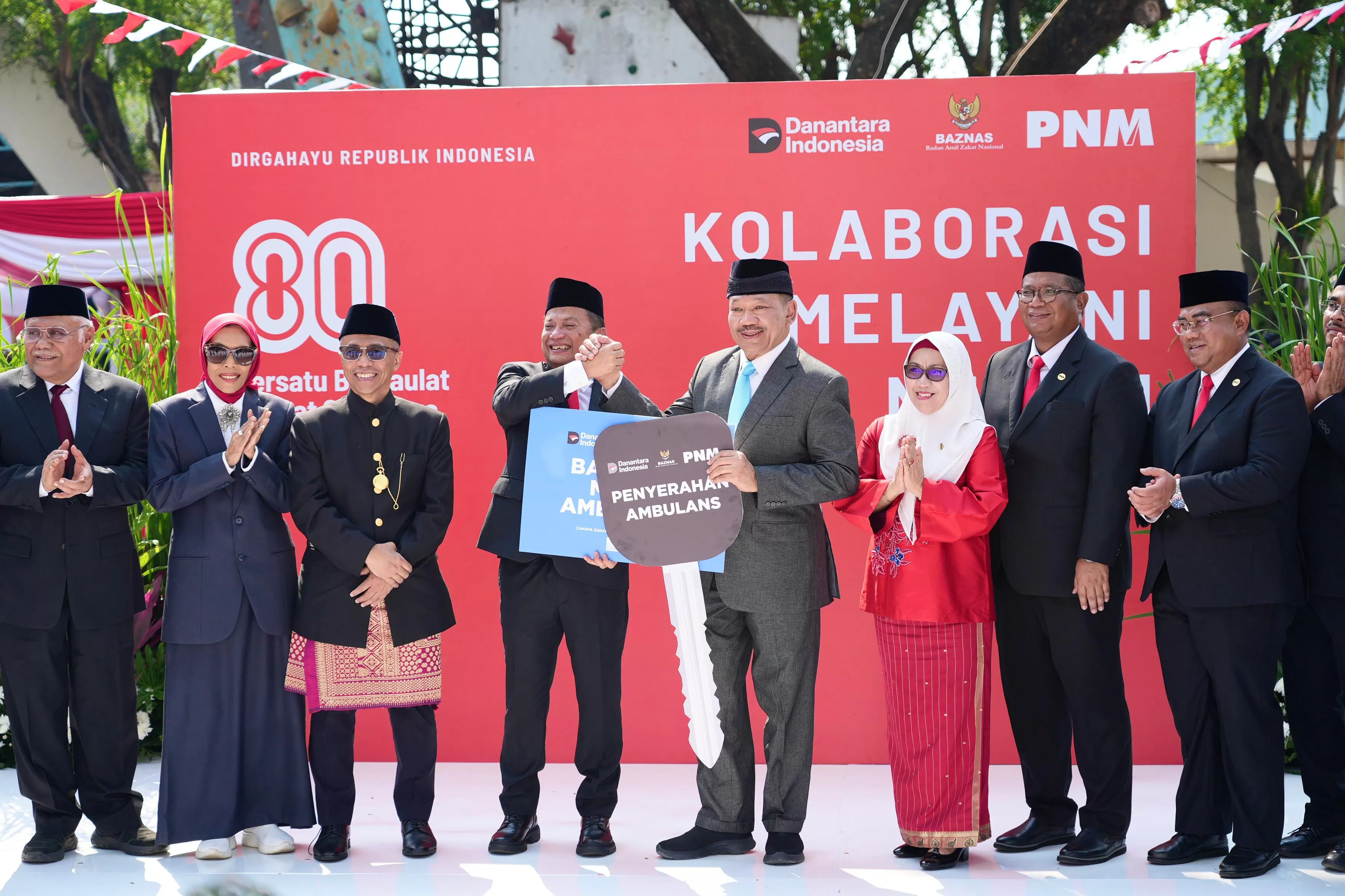 PT PNM bersama Badan Amil Zakat Nasional (BAZNAS) meluncurkan enam unit Ambulans Madani Gratis (AMBUMANIS) (Istimewa)