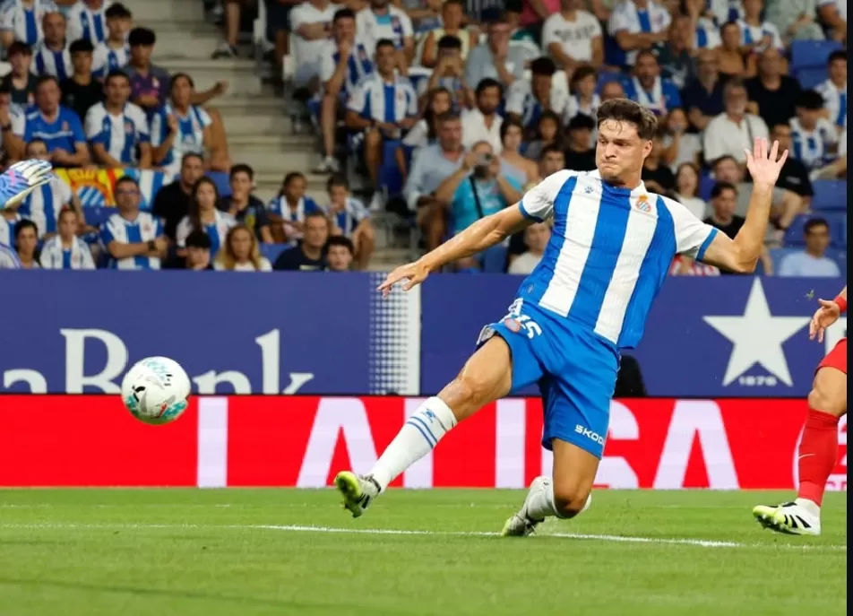 Pemain Espanyol menjebol gawang Atletico Madrid. (Sumber: Instagram @rcdespanyol) 