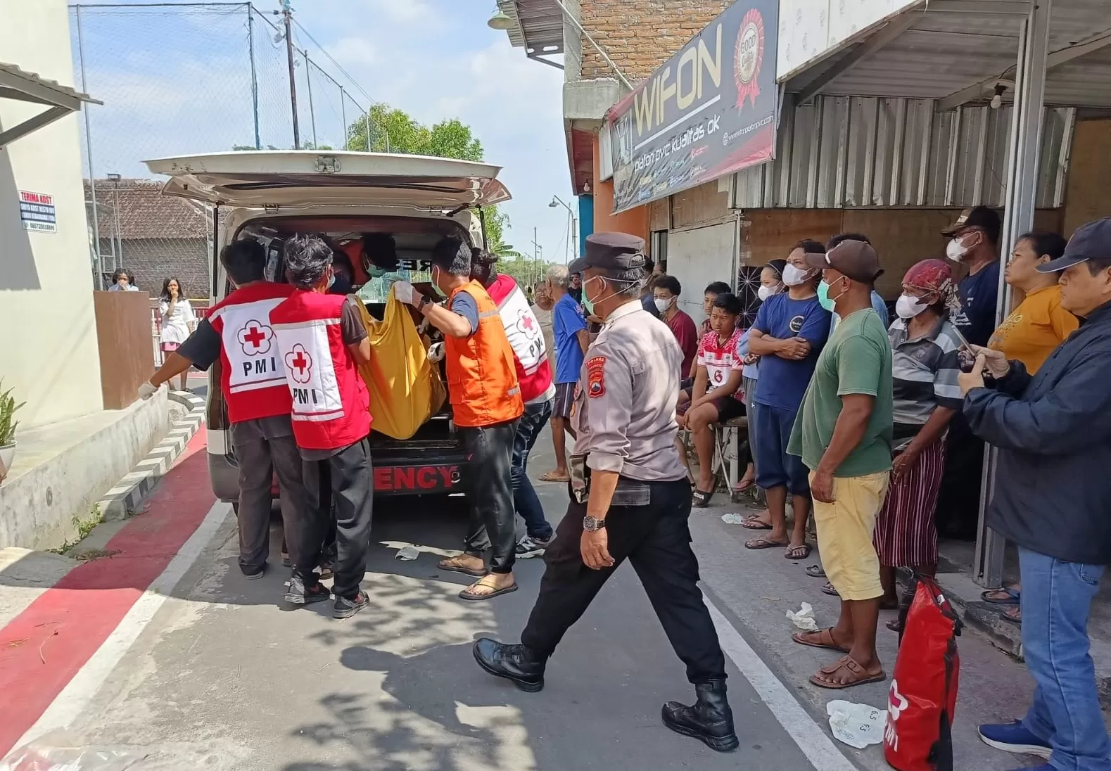 Jenazah korban berinsial MS (64) yang ditemukan meninggal dunia di kamar Indekos dievakuasi menuju ke Kamar Mayat RSUD Kartini Karanganyar. (foto:Abdul Alim)   