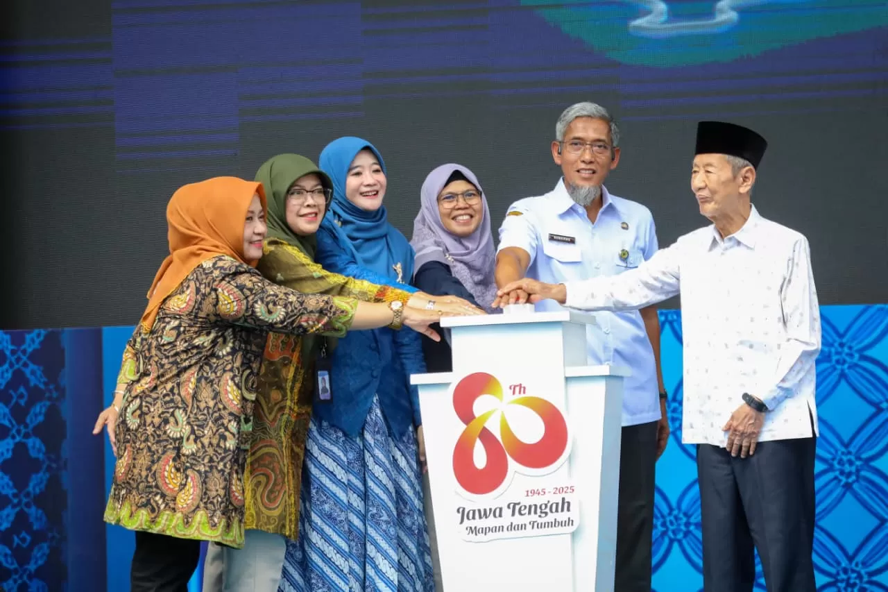 Sekretaris Daerah Provinsi Jawa Tengah Sumarno bersama pelaku UMKM membuka pameran dalam rangka HUT ke-80 Jawa Tengah (Foto Humas Pemprov Jateng)