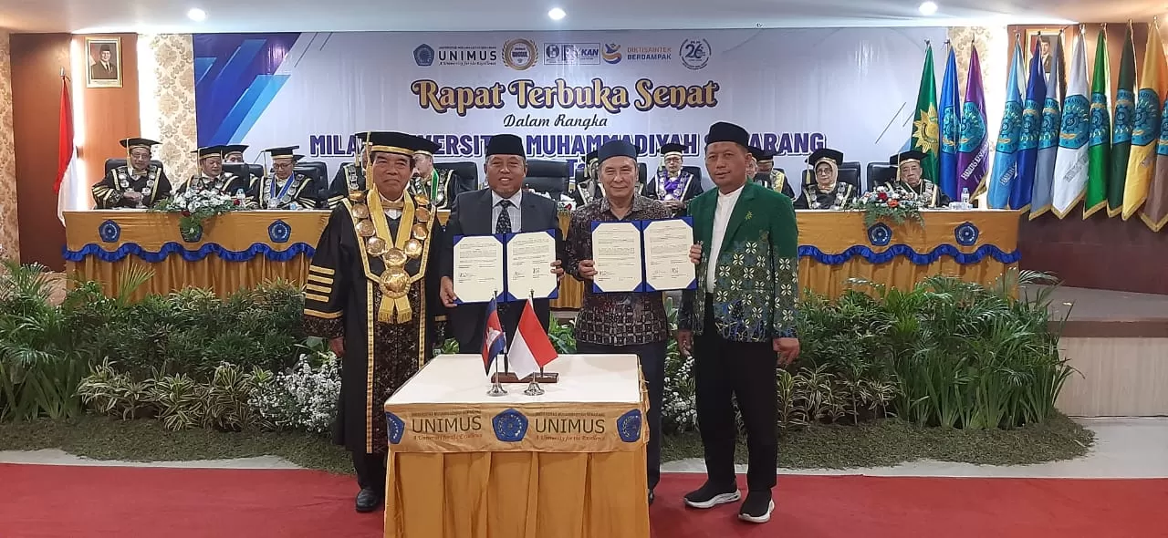 Menunjukkan surat wakaf di Kamboja yang akan dikelola Unimus untuk sekolah internasional