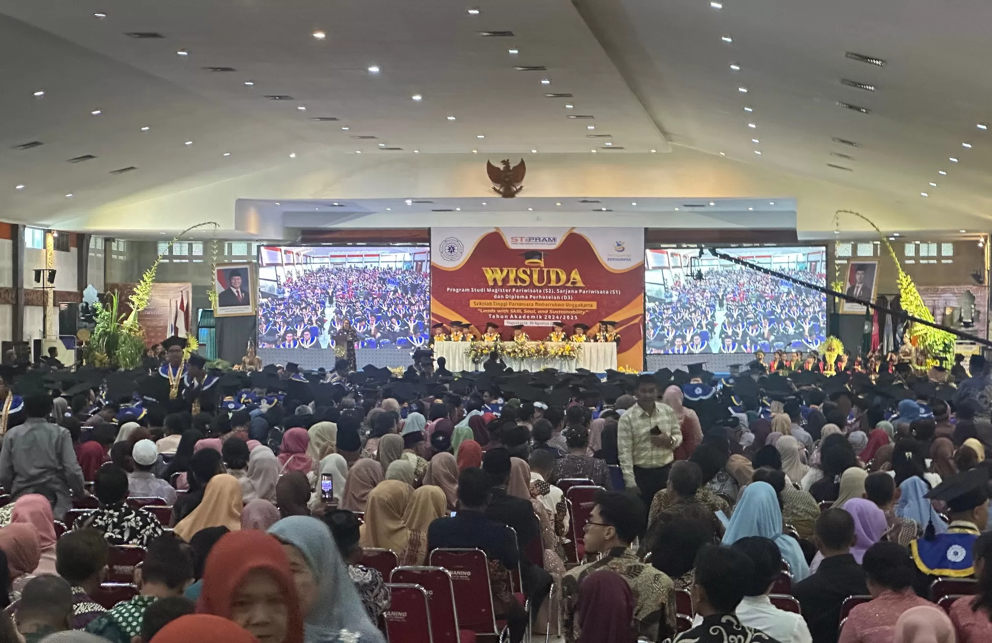 Suasana wisuda STIPRAM Yogyakarta (Harminanto)
