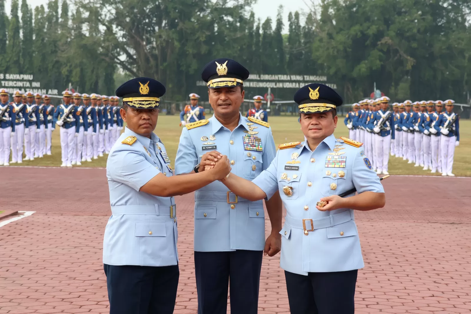  Kasau (tengah) bersama pajabat baru dan lama.   (Istimewa)
