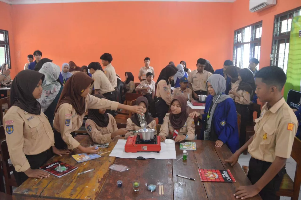 Siswa SMPN 1 Playen antusias mengikuti praktik pembuatan lilin aromatik dari minyak jelantah pada kegiatan Gerakan Generasi Sadar Sampah, Jumat (22/8).  (Radya Razka)