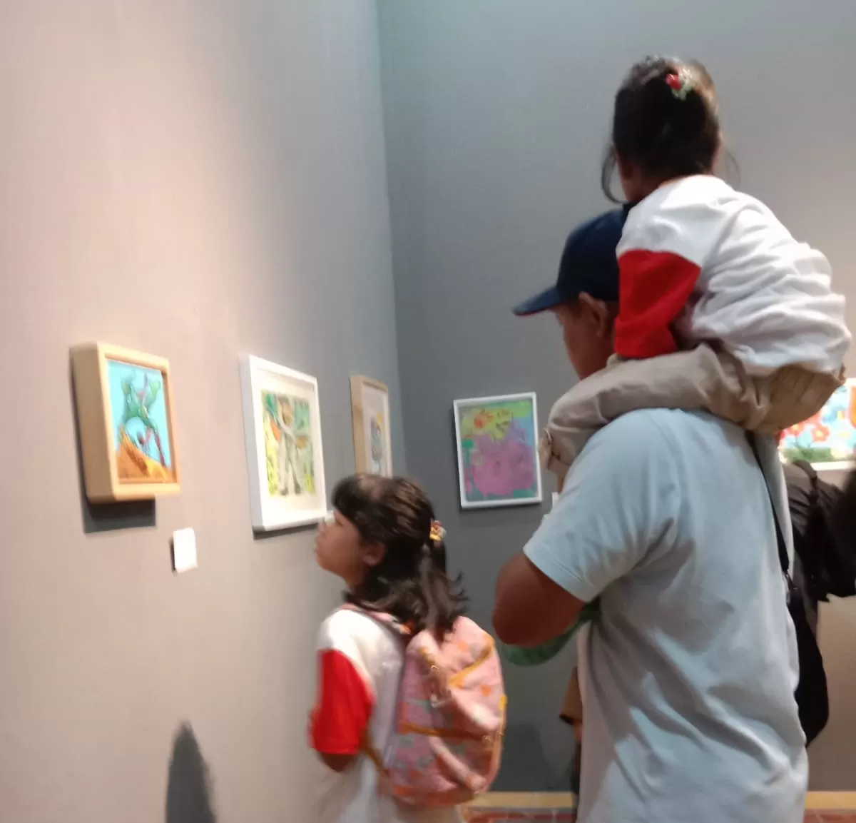 Anak-anak diantar para orangtua menyaksikan pameran RAMESAN ART 2025 (Ary B Prass)